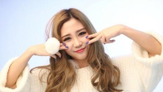 镜头前，这位篮球宝贝对着镜子整理自己的秀发，动作自然而随性。简单的日常装扮下，是她依旧出众的气质和精致的面容，透着一股不经意的迷人魅力。