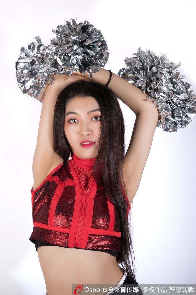 高难度的托举动作惊艳亮相,一名宝贝被轻盈地托向空中,双臂舒展如鸿雁展翅,下方的队友则稳稳支撑,默契的配合与力量的掌控在这一刻完美定格。