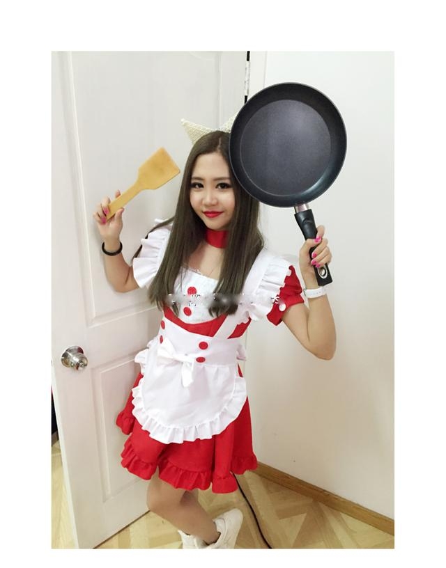 篮球宝贝面对着镜头，俏皮地嘟起嘴巴，展现出与赛场上张扬活力截然不同的甜美与娇羞，让人感受到她私下里邻家女孩般的可爱气息。