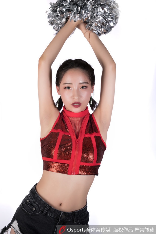 表演结束,宝贝们摆出酷飒的结束造型,自信地目视前方,身后的巨幅海报与她们交相辉映,定格下这场凯旋之舞最完美的瞬间。