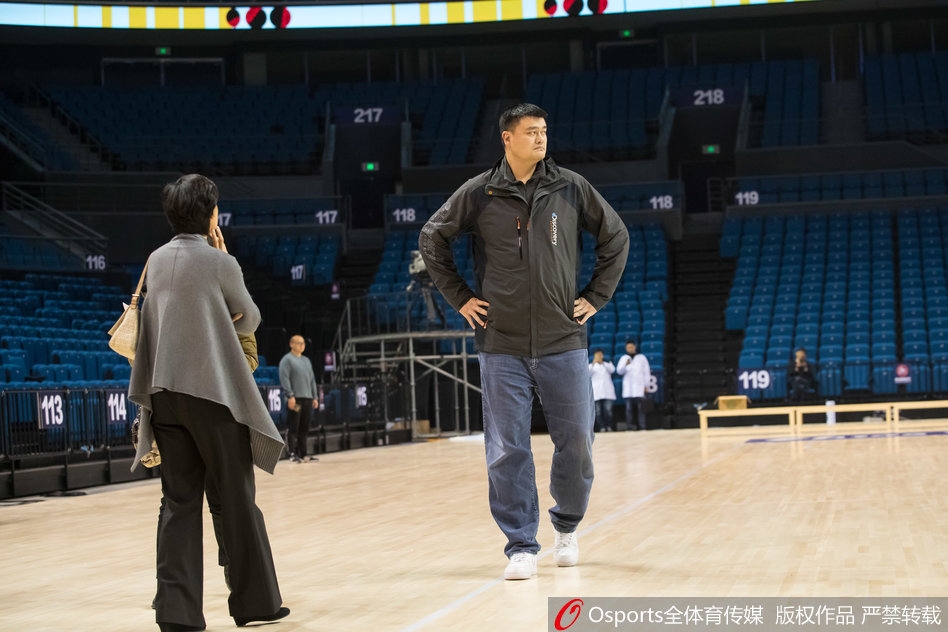 王哲林内线卡位要球，肌肉线条分明，他身后是年轻队员沈梓捷跃跃欲试，内线传承在此刻无声延续。