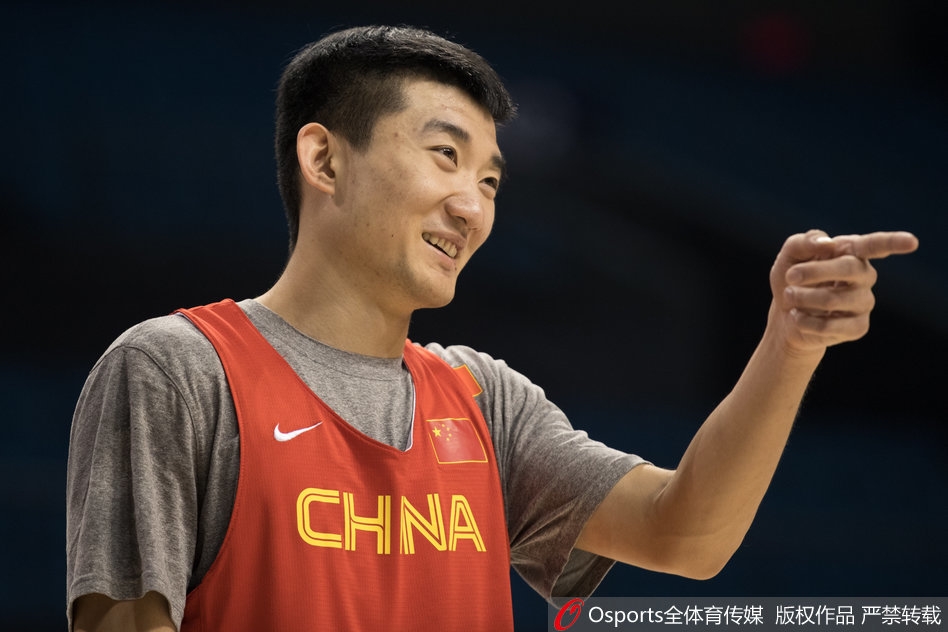 南京青奥体育公园体育馆内五星红旗格外醒目,球员们在进行最后的战术演练,宽敞明亮的场馆静待大战来临,首秀的序幕即将拉开。