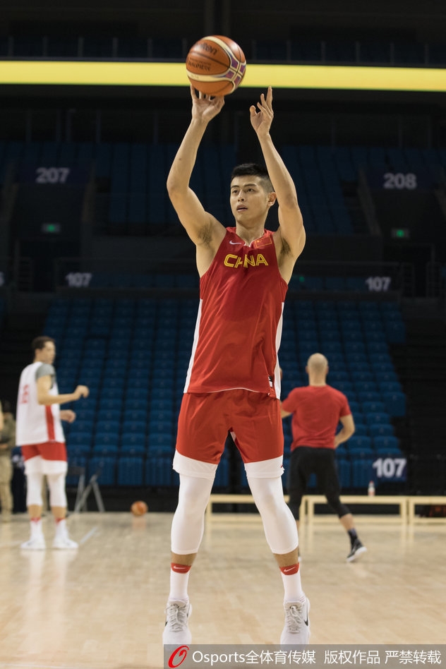 新任队长的方硕在训练中神情严肃,持球组织进攻,举手投足间多了一份沉稳与担当,他将成为教练组与年轻球员之间沟通的坚实桥梁。