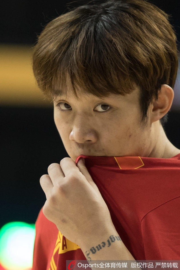 丁彦雨航接球后轻盈跳投,篮球在空中划出完美弧线,他专注的眼神里透露出舍我其谁的霸气,作为球队第一得分点,他已准备好扛起进攻大旗。