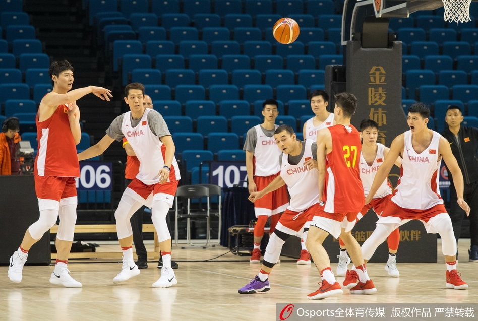 主教练李楠双手比划着战术手势,眼神坚毅,在场边大声呼喊着指导球员跑位,面对人员不整的困境,他正将压力转化为对年轻队员的激励。