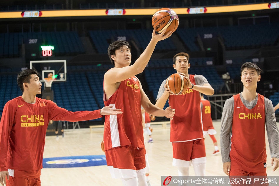 南京青奥体育公园体育馆内,灯光聚焦在训练场上,巨大的空间更映衬出中国男篮将士们专注的神情,他们正为即将到来的世预赛做最后冲刺。
