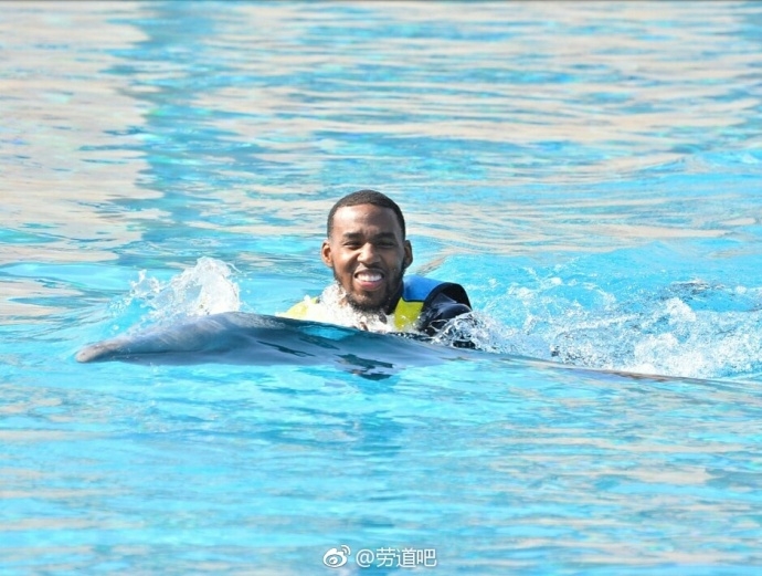 阳光、海浪、还有新认识的朋友,亚当斯张开双臂拥抱这片蔚蓝,让温暖的迪拜海水洗去上半年的疲惫,迎接新的挑战。