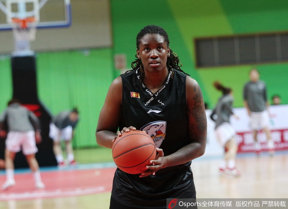 终场哨响，广东女篮球员们激动地拥抱在一起，笑容在客场绽放，汗水与泪水交织，庆祝这场来之不易的逆转胜利。