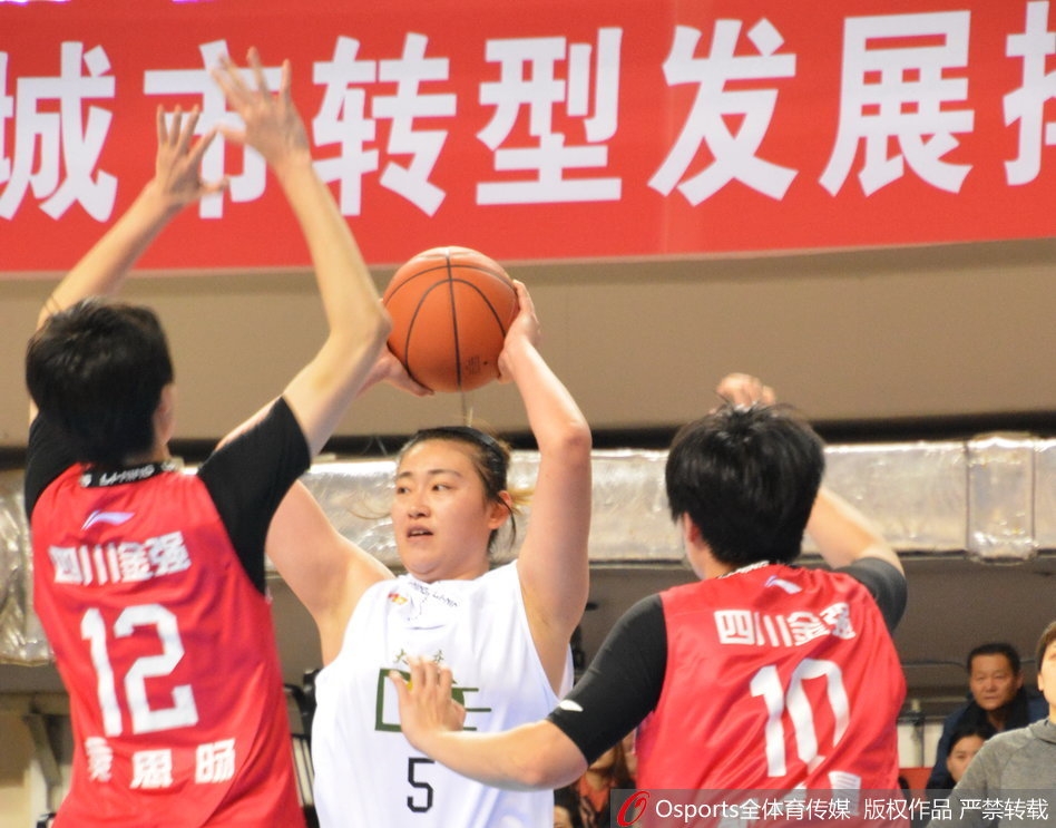 大庆女篮队员在主场球迷的助威声中，眼神坚毅地运球穿越中场，白色球衣在灯光下格外醒目。