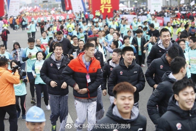 跑完步后的易建联在球场拍摄宣传片，他眼神专注，手里熟练地转动着篮球，虽然刚刚结束户外跑步，但回到篮球场上的他依然展现出职业球员的专业与从容。