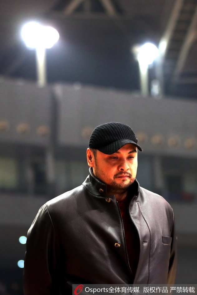 终场哨响瞬间,新疆女篮全体队员冲入场内紧紧拥抱,庆祝这场来之不易的胜利