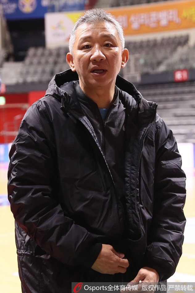 训练间隙，两名球员坐在场边休息，其中一人抱着篮球露出标志性的憨厚笑容，眼神中满是对即将到来的世界杯正赛的憧憬与期待。