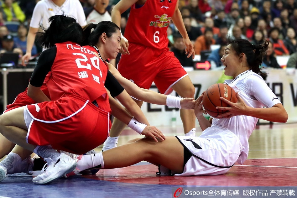 新疆队核心球员王丽丽持球突破,她如利刃般撕开八一队的防线