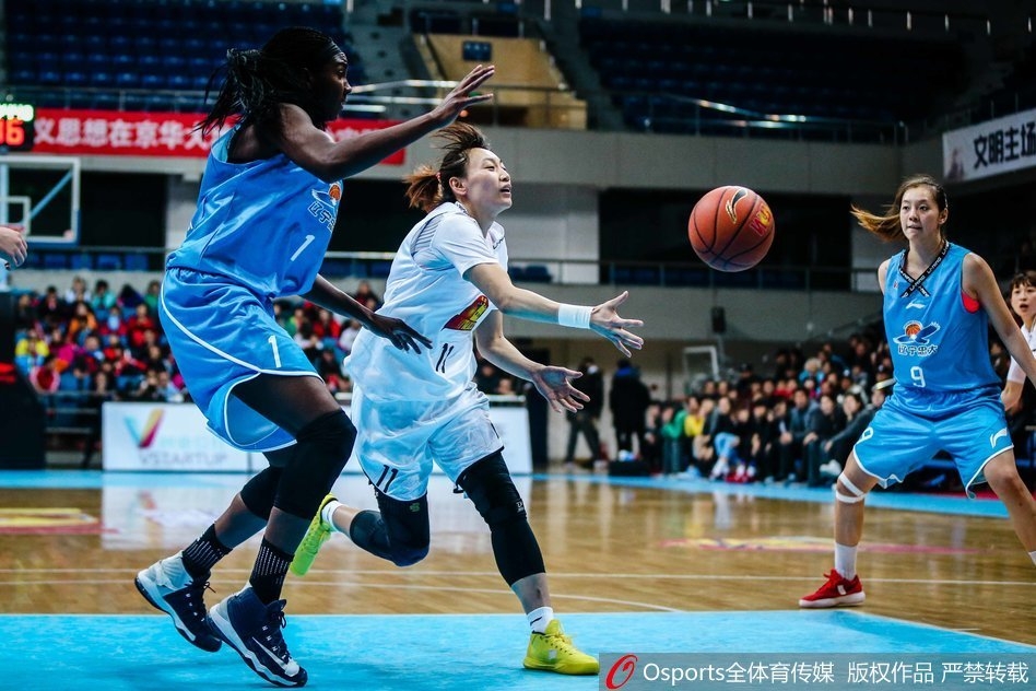 赛后，北京女篮的姑娘们围成一圈，共同庆祝这场来之不易的胜利，她们脸上洋溢着的笑容比场馆内的灯光还要璀璨夺目。