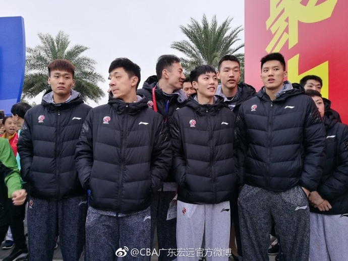 人潮涌动中，易建联被无数热情的跑友簇拥着，他耐心地放慢脚步，脸上没有丝毫不耐，反而露出亲切的笑容，仿佛邻家大哥哥般与粉丝们在奔跑中和谐共处。