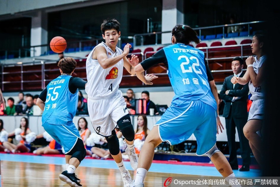 外援斯塔福德在篮下高高跃起，以绝对的高度优势摘下篮板，身后的对手只能望球兴叹，这次拼抢为北京队的下一次进攻吹响了号角。