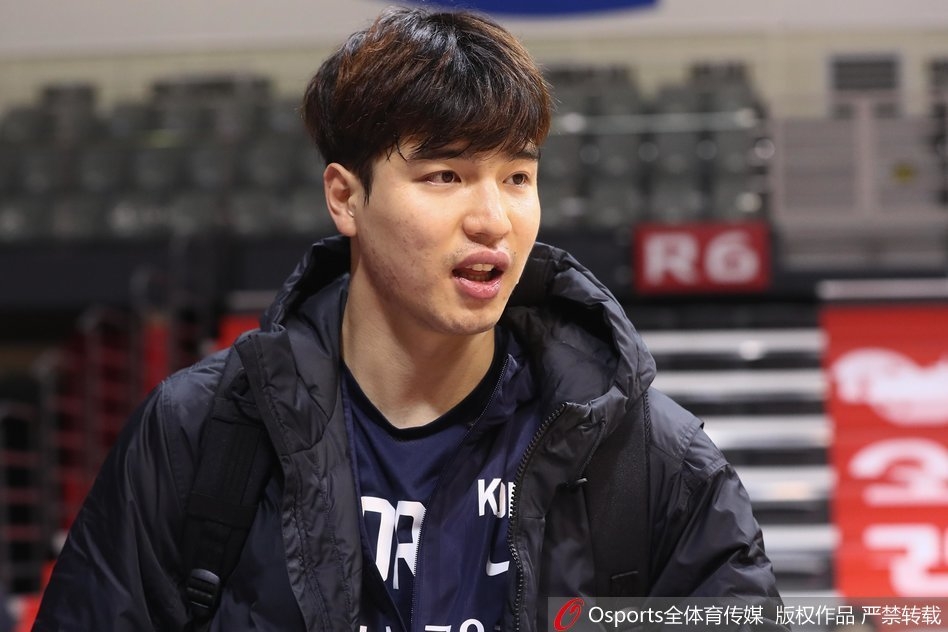 投篮训练环节，一名射手在三分线外高高跃起，篮球划过一道完美的弧线空心入网，他憨厚一笑，露出洁白的牙齿，仿佛对这次出手颇为满意。