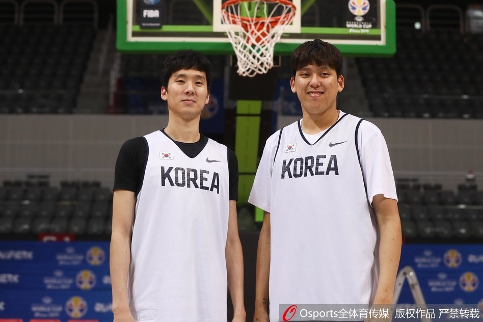 在教练组的带领下，韩国队球员们围拢在一起，聚精会神地聆听战术布置，眼神中透露出对胜利的渴望与专注。