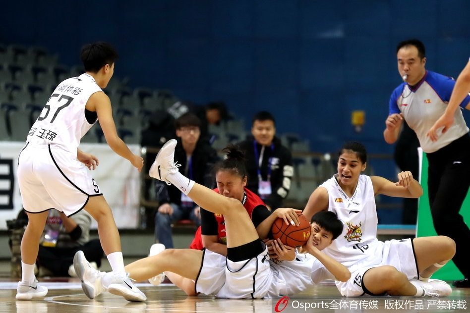 新疆女篮队员们在主场璀璨的灯光下蓄势待发,眼神中闪烁着对胜利的渴望