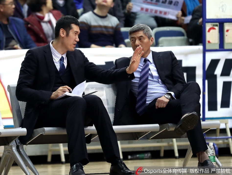 新疆女篮主教练在场边激情指挥,手势坚定有力