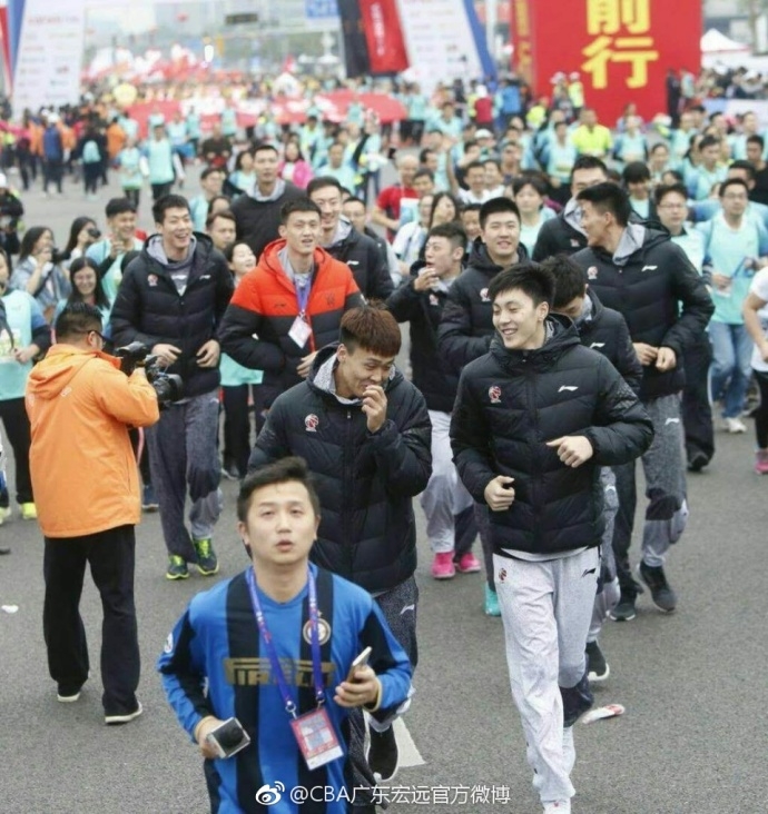 完成跑步活动后，宏远队的球员们聚集在球场中央，他们或坐或站，彼此说笑打趣，在轻松的氛围中结束了一个既特别又充实的上午，团队之间的亲密感展露无遗。