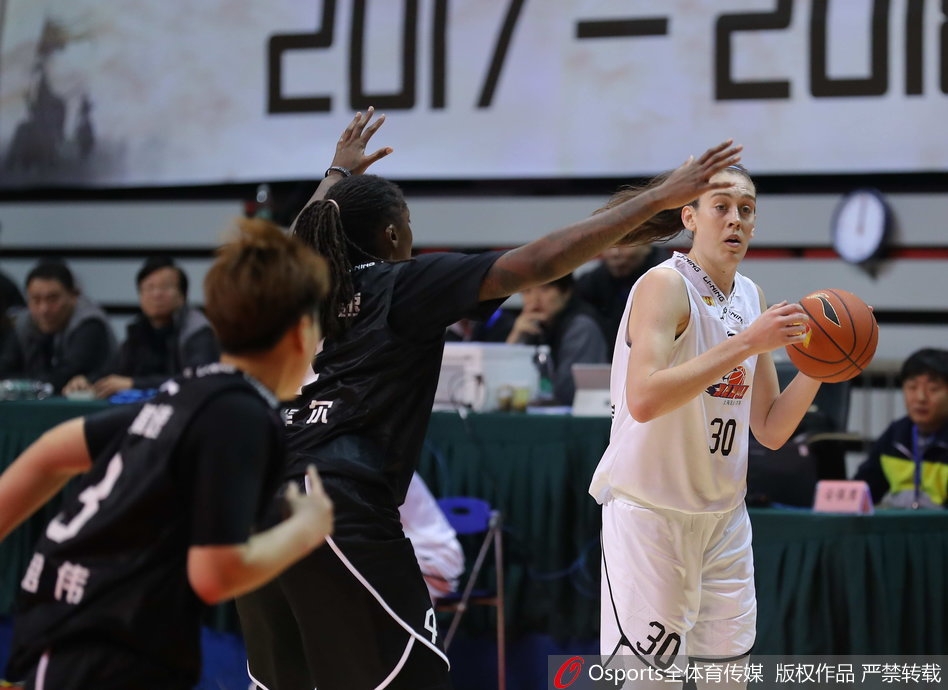 山东队姬晓跳投三分出手瞬间，皮球在空中划出优美弧线，场边的上海队教练郑志龙神情严峻。
