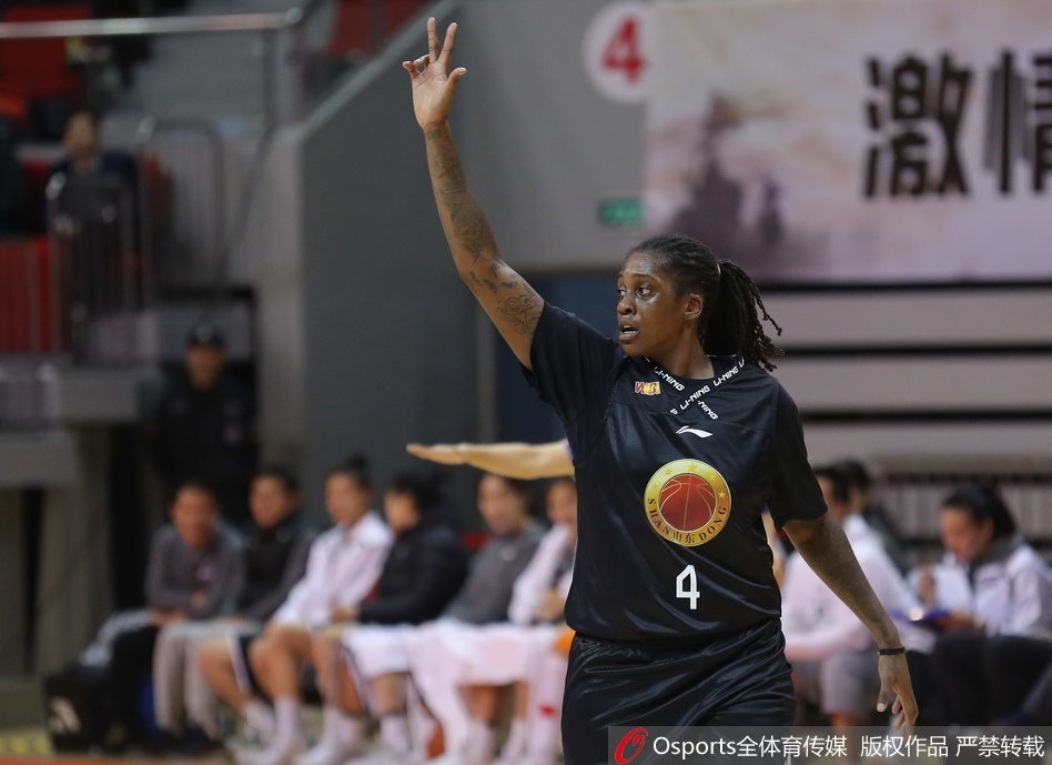 山东队外援凯泽尔在篮下强攻，上海队防守球员奋力封盖，空气中弥漫着紧张的气息。