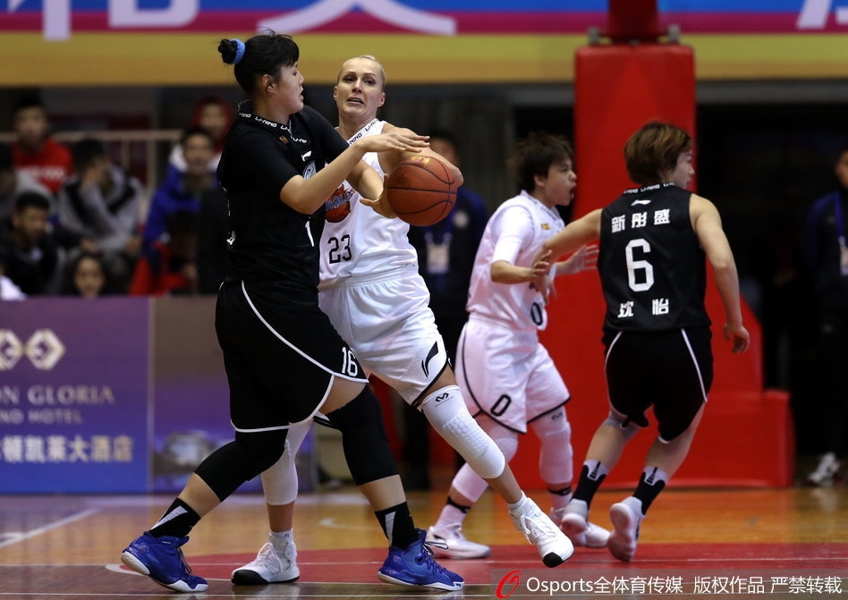 四川队核心球员叶琳娜在对方多人包夹下依然强起上篮，她肌肉紧绷，眼神坚毅，展现出了不可阻挡的内线统治力