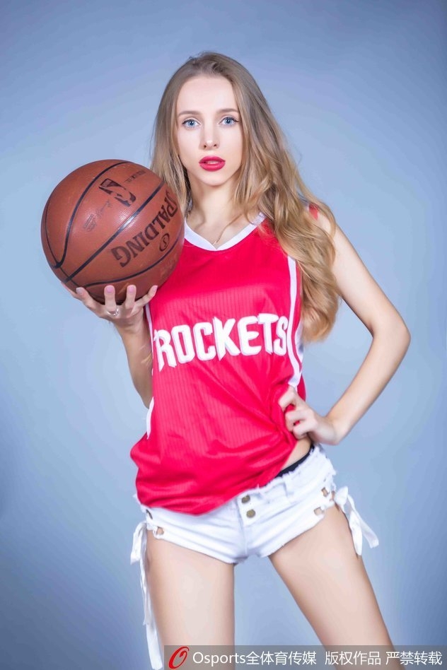 金发宝贝与队友击掌互动后看向镜头，仿佛在告诉远在中国的球迷‘周琦加油’