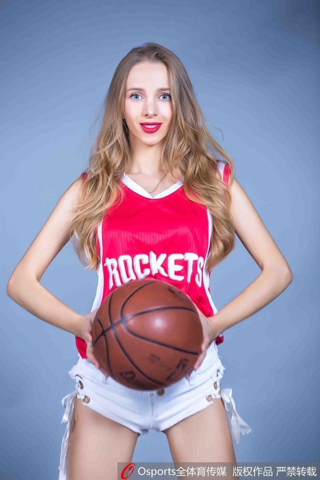 宝贝侧身凝视镜头，凸显完美身材曲线，背景是火箭队徽，寓意与球队同在