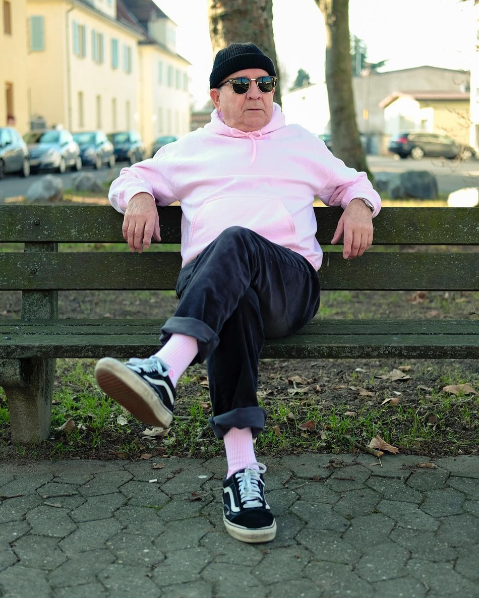 老爷子对粉色系情有独钟，这套粉色外套与同色系长裤的搭配俏皮又大胆，完全颠覆了传统古稀老人的刻板印象，显得活力十足。