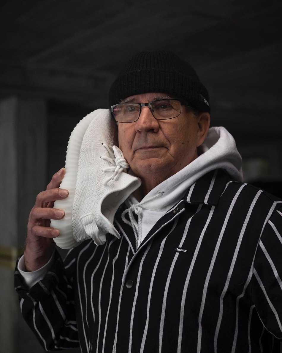 即使是简单的T恤与牛仔裤搭配，在阿尔奥兹身上也显得别具一格。他双手插兜，神情淡然，仿佛在诉说着岁月沉淀后的从容与自信。