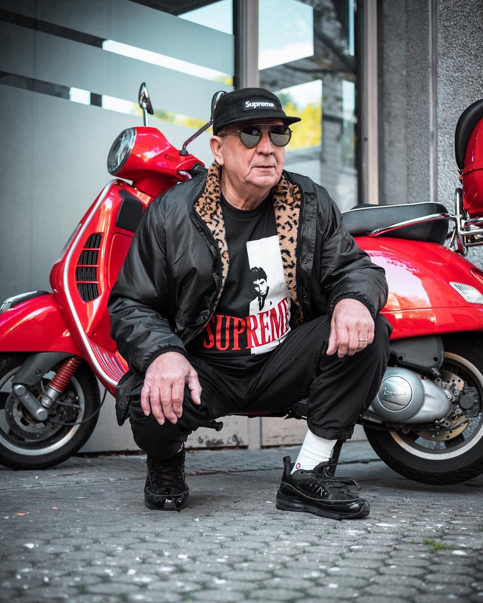 尽管已到古稀之年，阿尔奥兹爷爷眼神依然锐利，身穿亮色潮牌卫衣搭配复古运动裤，在街角随意一靠便是时尚大片的既视感。