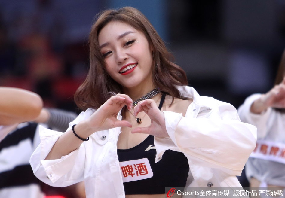 中场休息时分，全体啦啦队员排开横阵，她们动作整齐划一，皮裤在变换的队形中形成一道道流动的风景线。球员们从她们身边走过，仿佛穿越了一道由热情构筑的能量隧道，重回赛场蓄势待发。