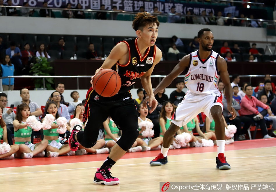 弗格与队友击掌庆祝，脸上汗水闪耀着胜利的荣光