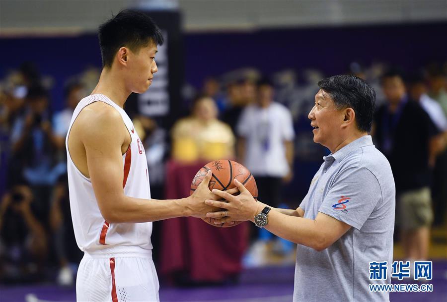 北京时间7月18日晚，中国国奥队以62比65不敌德国国家队。在比赛间隙，曾创造首次打进奥运会八强历史的中国男篮“黄金一代”亮相赛场。