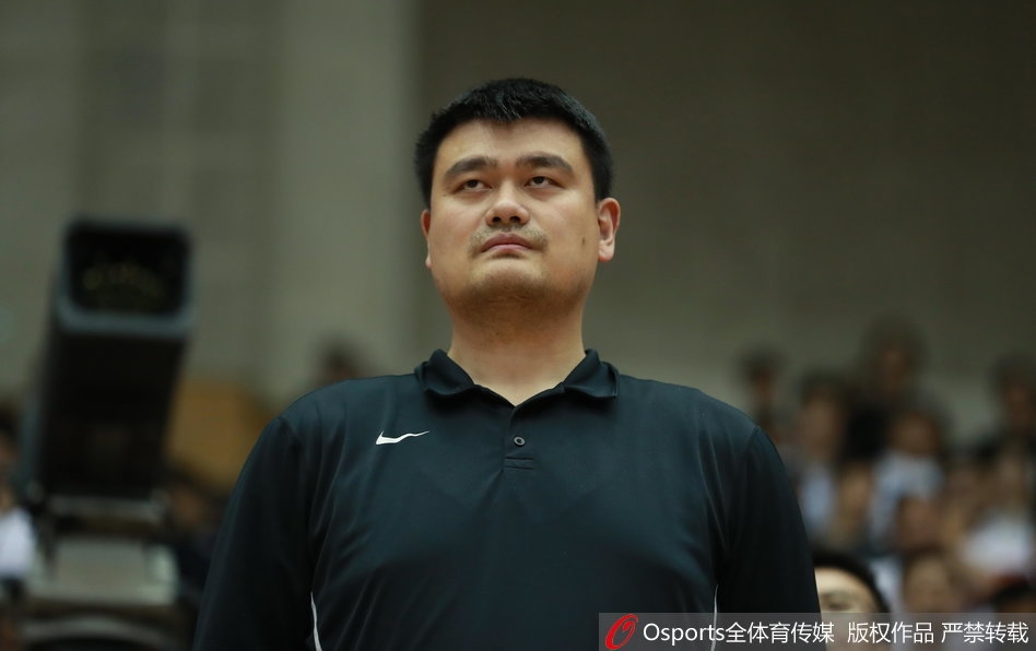 姚明终于放松下来，露出憨厚而灿烂的笑容，眉眼弯弯，像个大孩子一样为这场胜利感到由衷的高兴