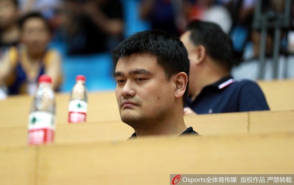 姚明微微侧身，眼神中带着一丝审视与思考，仿佛在复盘整场比赛的得失，为中国篮球的未来默默筹划