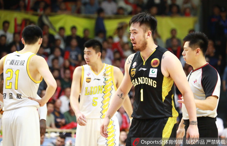 睢冉在篮下高高跃起抢下篮板，手臂顺势扬起，身后的福特森应声倒地，裁判的手势果断而坚决