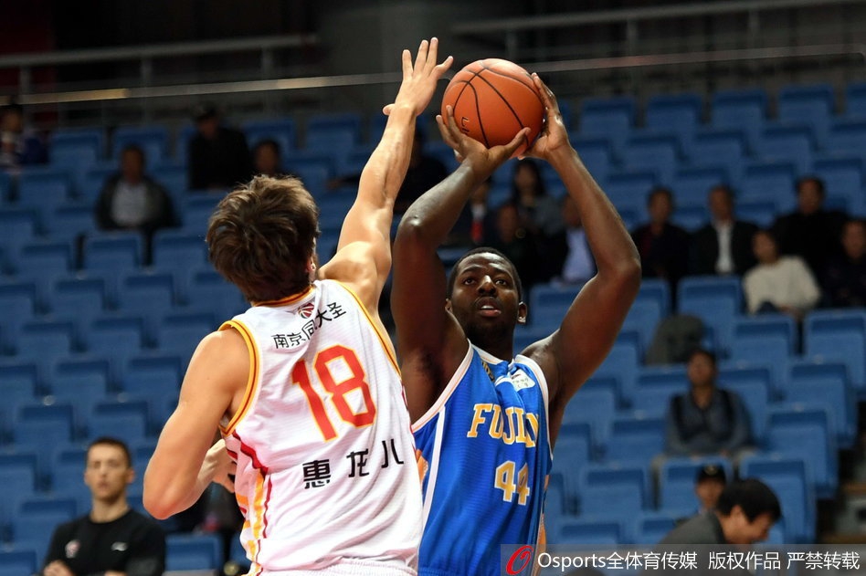 在江宁体育中心热烈的氛围中，福建队球员眼神坚定，一场惊心动魄的逆转大戏即将拉开帷幕。