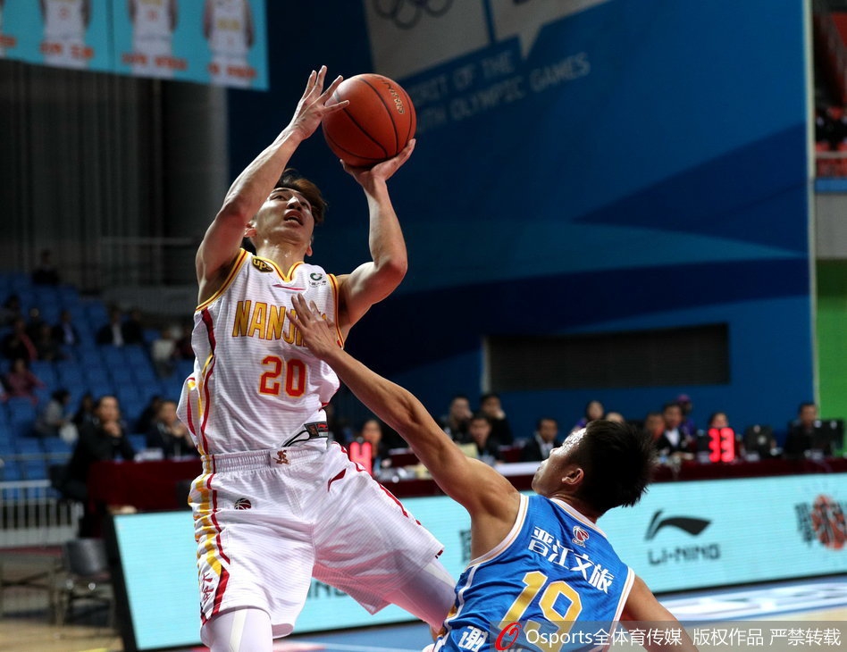 终场哨响，同曦队员落寞的背影与福建众将的欢呼形成鲜明对比，这一夜，江宁体育中心见证了冰火两重天。