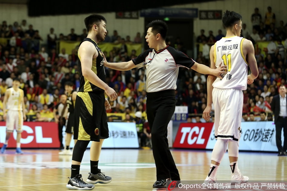 劳森在广厦多人包夹下强行突破，身体在空中扭曲，眼神却死死盯着篮筐，展现出必胜的决心