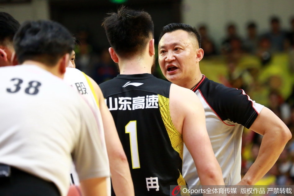 丁彦雨航在球队大巴车上举起手机，为全队拍摄合影，球员们纷纷伸出食指比出第一的手势，脸上洋溢着胜利的喜悦