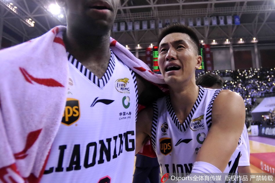 主教练郭士强在队员的帮助下爬上梯子，亲手剪下那根象征至高荣誉的篮网，他眼中闪烁的泪光，映照出多年坚守的不易与圆满。