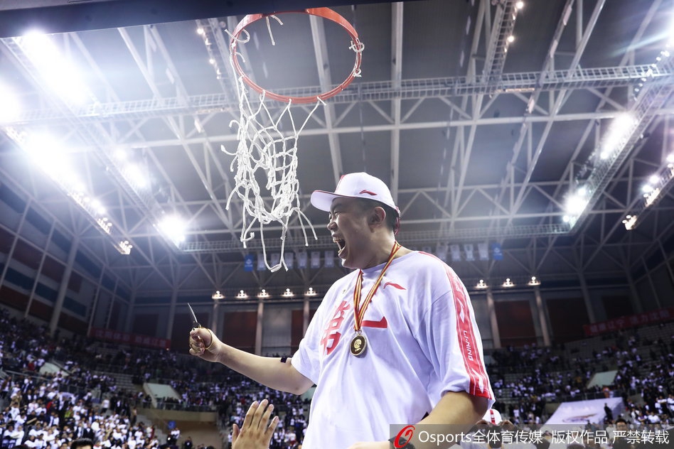 终场哨响的那一刻，辽宁体育馆化身欢乐的白色海洋，球员们激动地拥抱在一起，尽情释放着压抑了整场的紧张与二十余年的渴望。