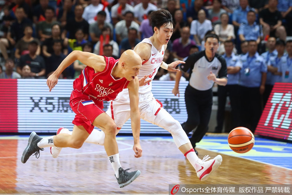 获胜后中国男篮蓝队球员们围聚在场地中央，肩并肩互相鼓劲，虽然有人脸上带着伤痕，但笑容依然灿烂