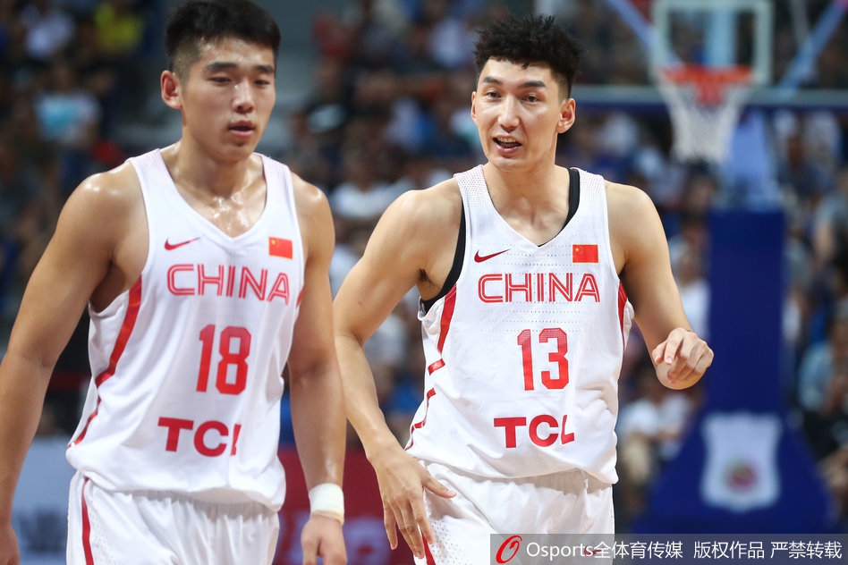 胡金秋奋力起跳争抢篮板，手臂上肌肉线条分明，汗水挥洒间透露出年轻球员的拼劲与血性