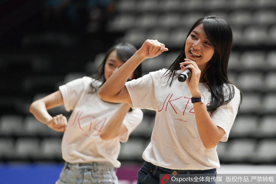 2018年8月20日，2018年雅加达亚运会：篮球赛场印尼美少女组合JKT48奉献精彩表演。