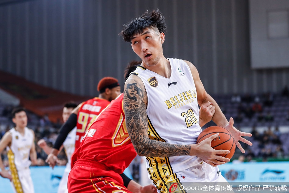 北控球员刘大鹏飞身跃起，用指尖极限封盖深圳队的投篮，防守态度令人动容