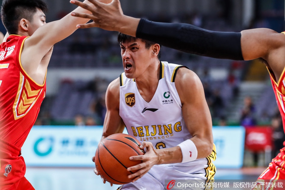 北控外援兰多夫在低位背身强打萨林杰，肌肉碰撞火花四溅